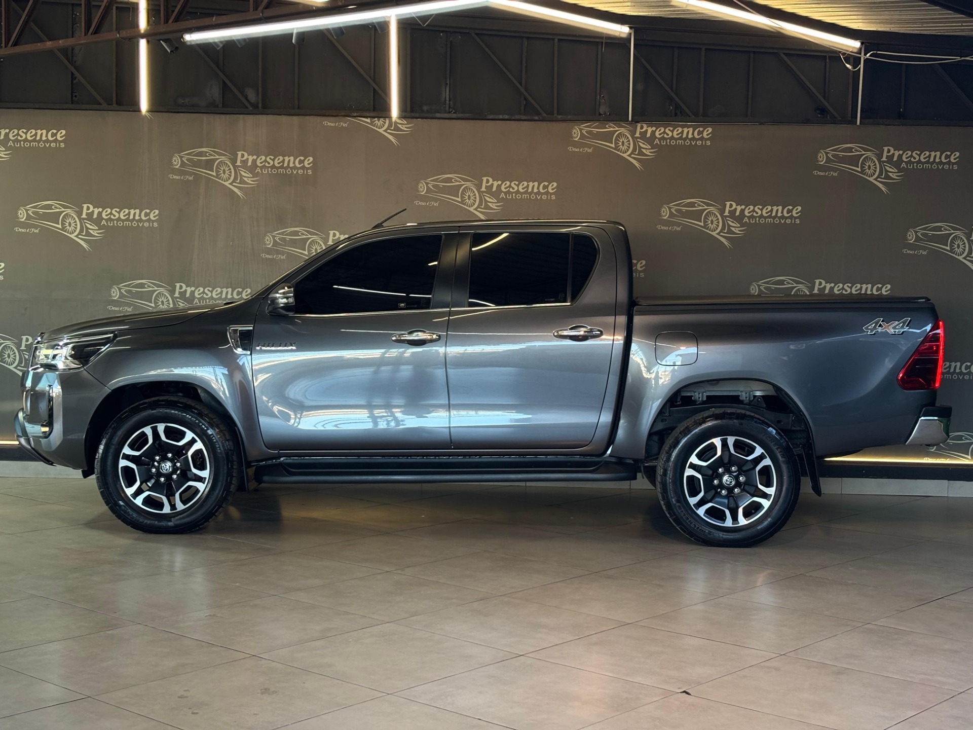 Toyota Hilux Cd Srx 4X4 2.8 TDI 16V Diesel Aut. - foto 4