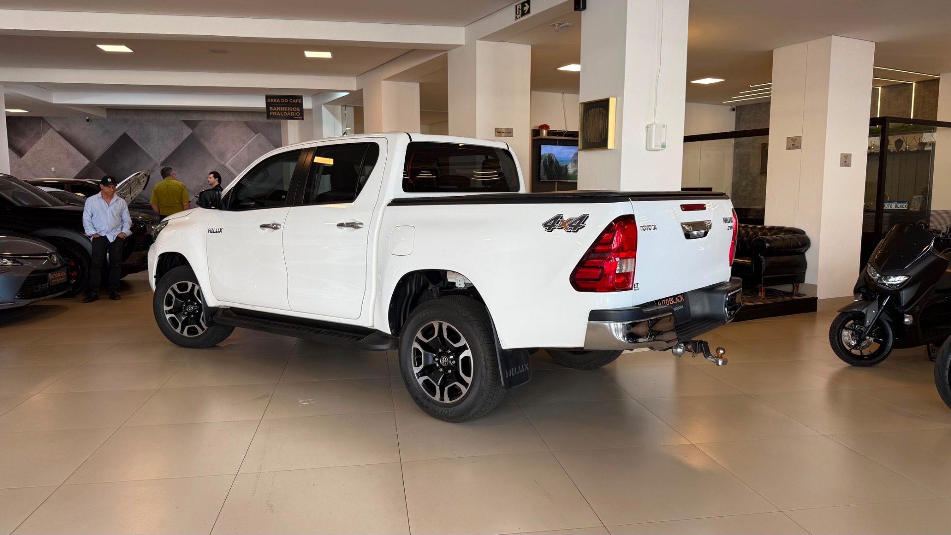 Toyota Hilux Cd Srv 4X4 2.8 TDI Diesel Aut. - foto 3