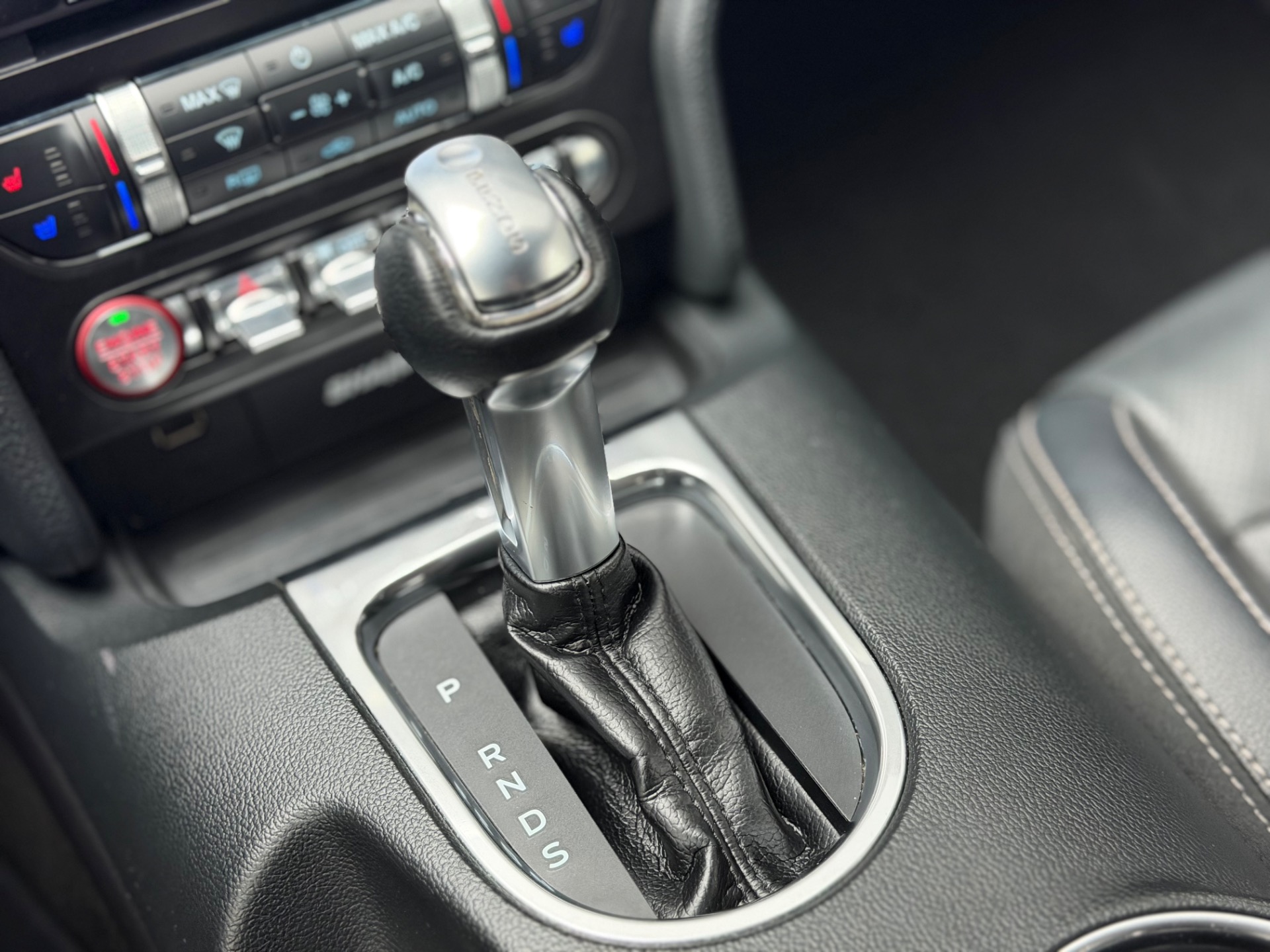 Ford Mustang GT Premium 5.0 V8 - foto 11