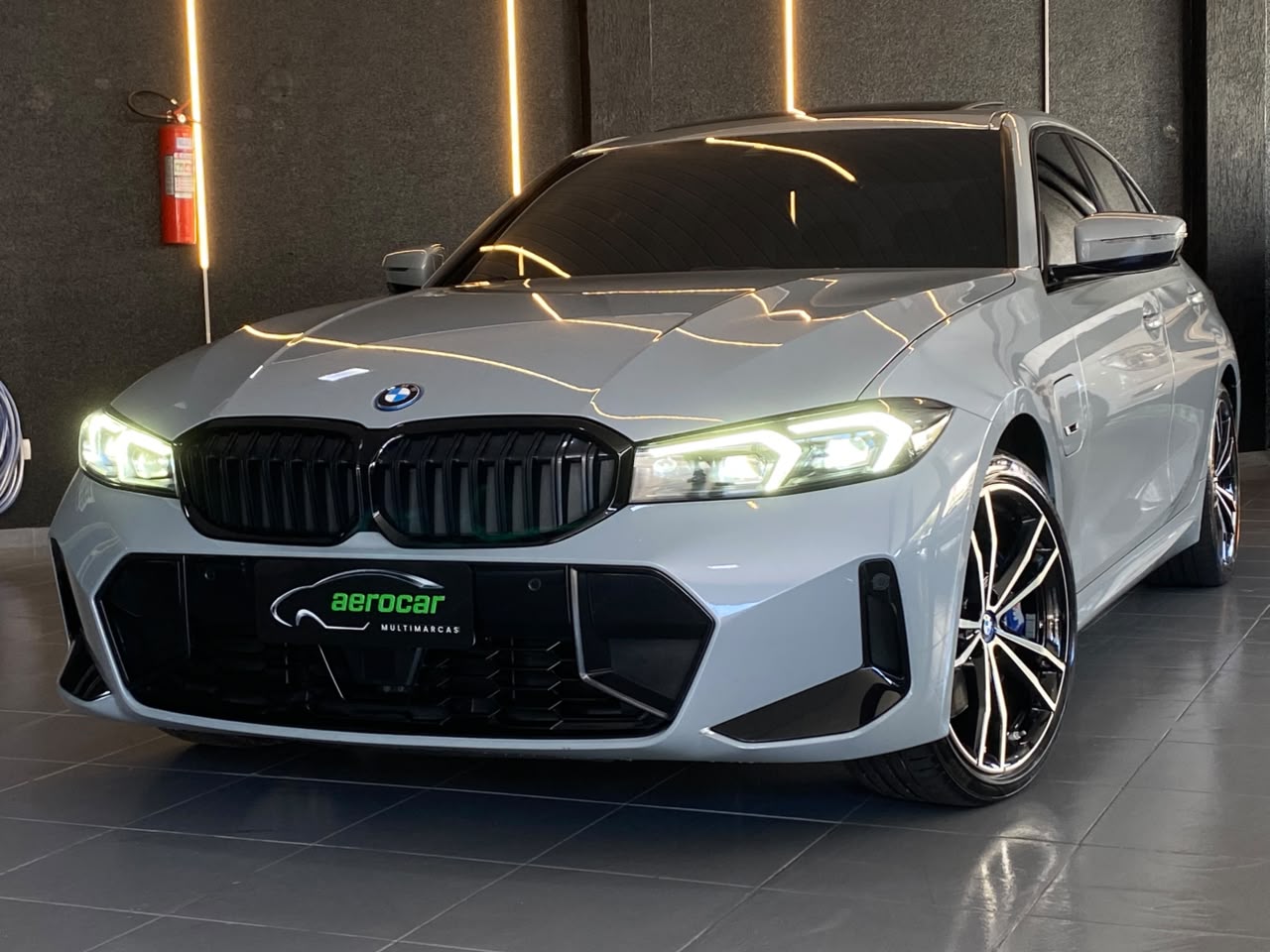 BMW 330e M Sport 2.0 Turbo Aut. (híbrido) - foto 2