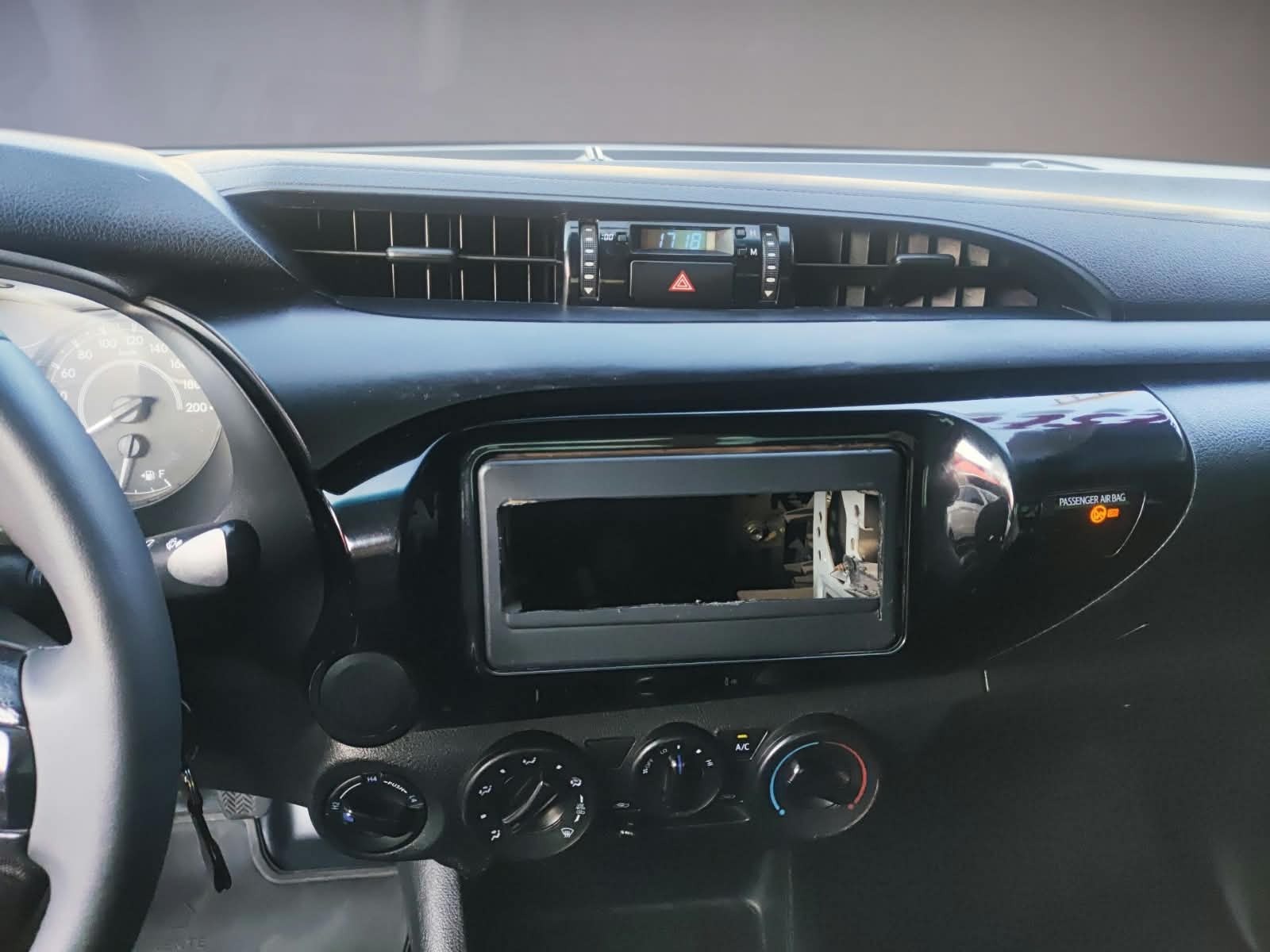 Toyota Hilux Cs 4X4 2.8 TDI Diesel Mec. - foto 9
