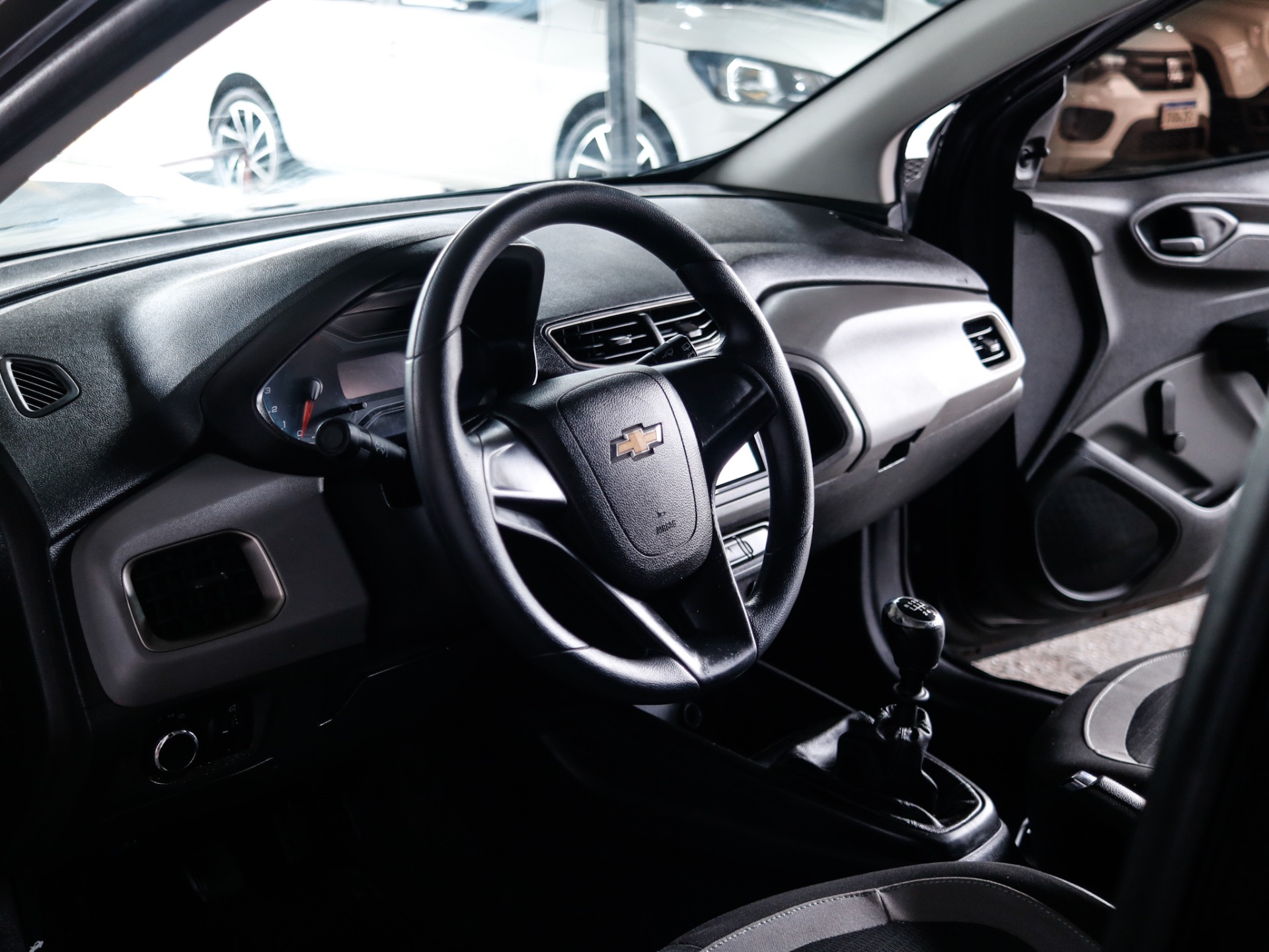 Chevrolet Onix Hatch Ls 1.0 8V Flexpower 5P Mec. - foto 2