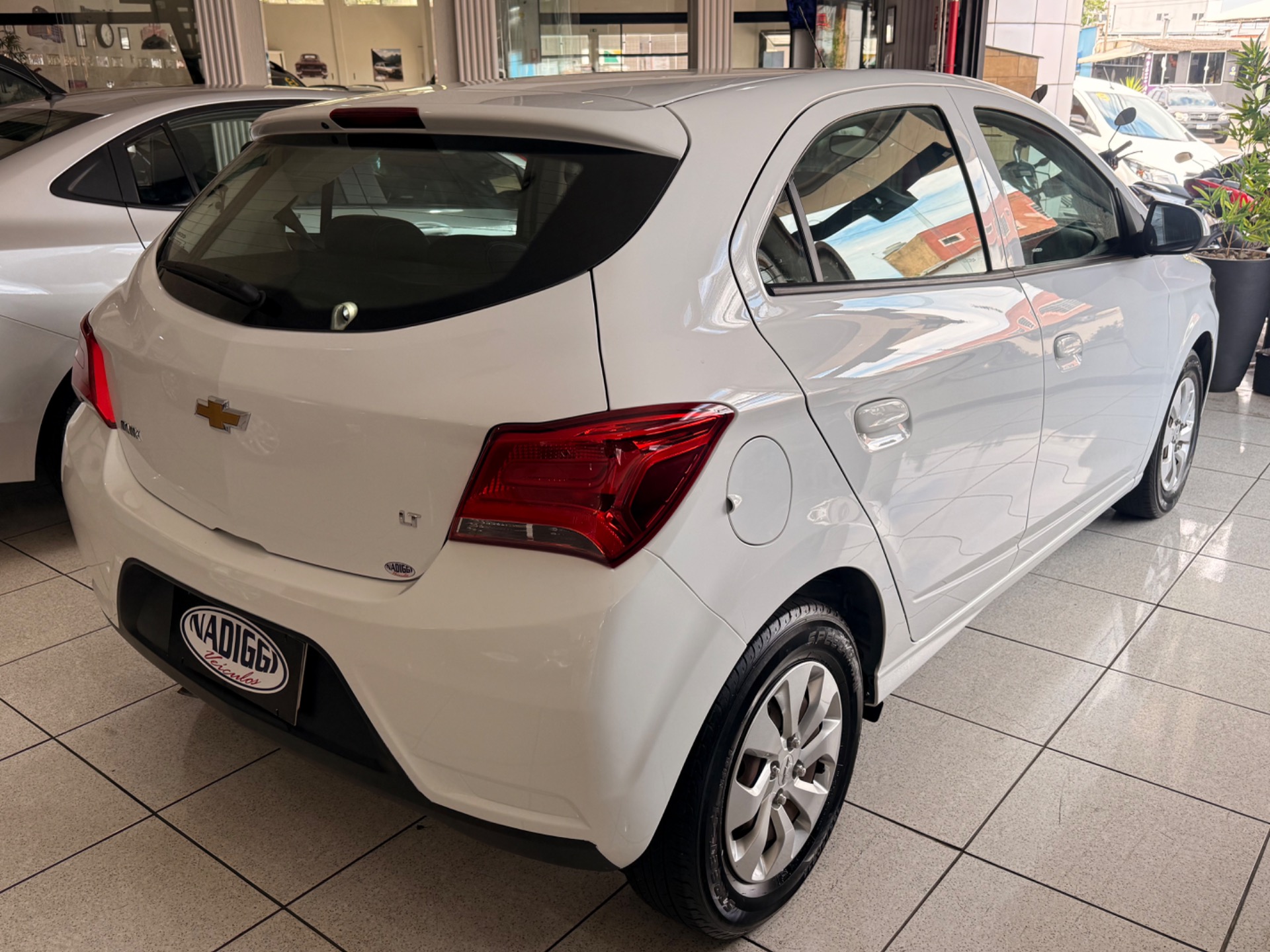 Chevrolet Onix Hatch LT 1.0 8V Flexpower 5P Mec. - foto 3