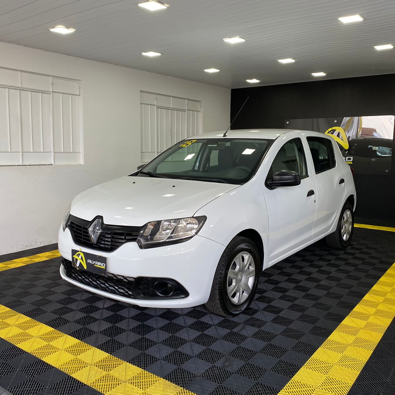 Renault SANDERO Authentique Flex 1.0 12V 5p Flex 4 portas, câmbio
