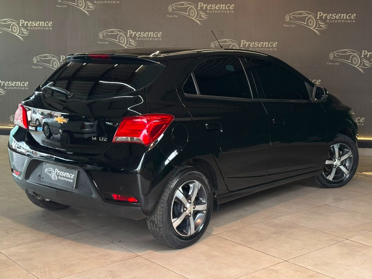 Chevrolet Onix Hatch LTZ 1.4 8V Flexpower 5P Mec. - foto 5