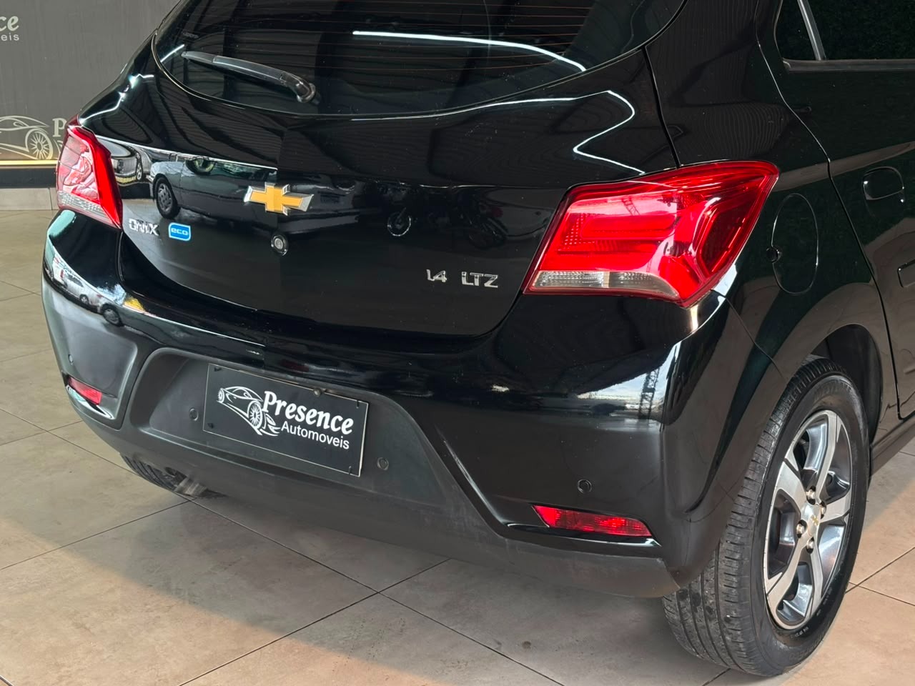Chevrolet Onix Hatch LTZ 1.4 8V Flexpower 5P Mec. - foto 6