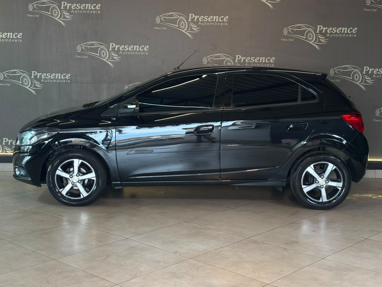 Chevrolet Onix Hatch LTZ 1.4 8V Flexpower 5P Mec. - foto 4