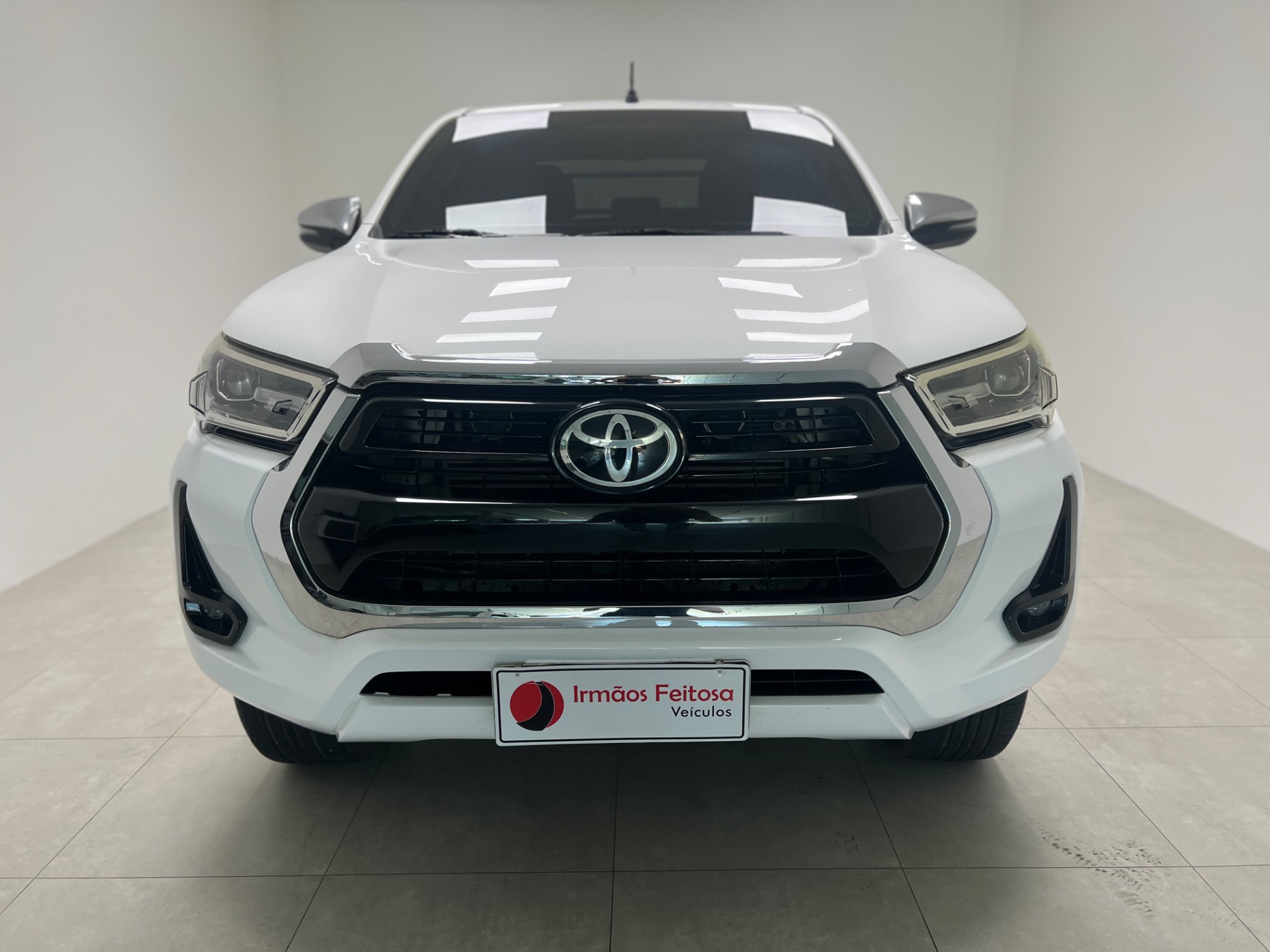 Toyota Hilux Cd Srv 4X4 2.8 TDI Diesel Aut. - foto 2