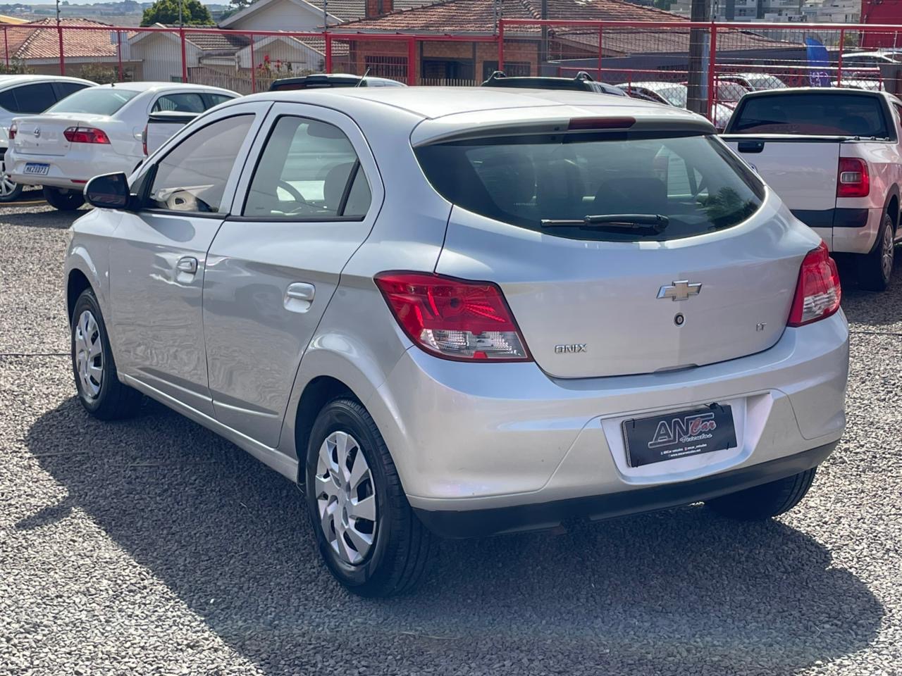 Chevrolet Onix Hatch LT 1.0 8V Flexpower 5P Mec. - foto 4