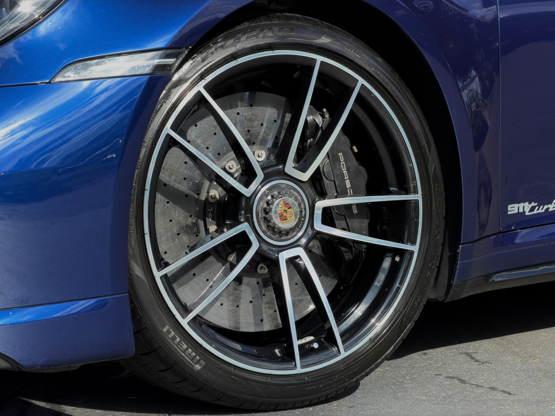 Detalhe do motor do Porsche 911 Turbo S 2021