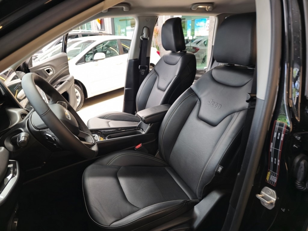 Jeep Compass 1.3 T270 Longitude (aut) - foto 4