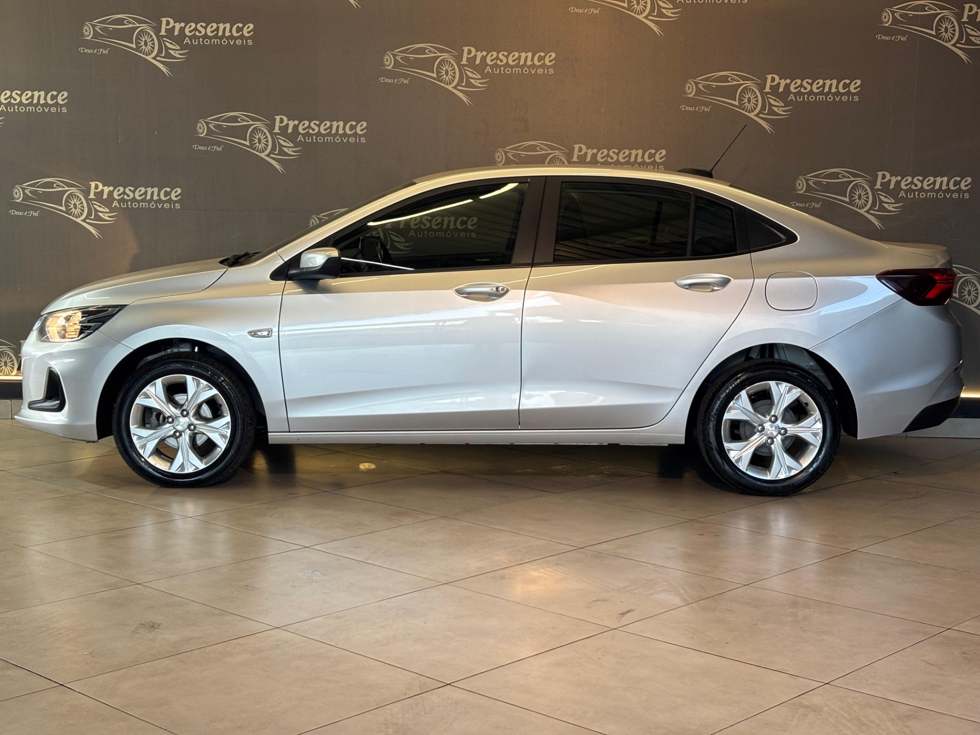 Chevrolet Onix Plus Plus LTZ 1.0 12V Tb Flex Aut. - foto 4